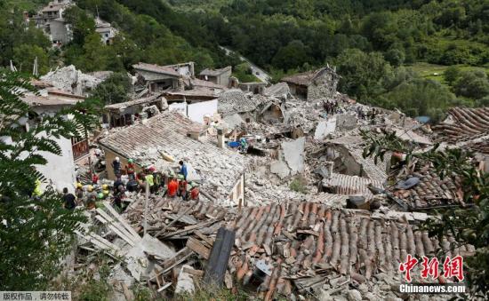 義大利中部城市PESCARA DEL TRONTO收到地震影響，大量建築成為廢墟。