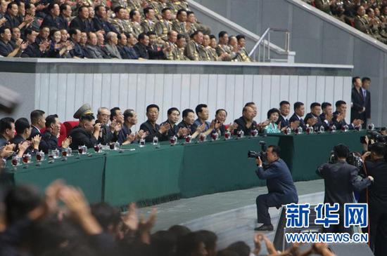 8月28日，在朝鮮平壤，朝鮮最高領導人金正恩（前左五）觀看火炬表演。朝鮮28日在首都平壤舉行大規模青年火炬表演，慶祝“青年節”和正在召開的金日成社會主義青年同盟第九次全國代表大會。 新華社記者郭一娜攝