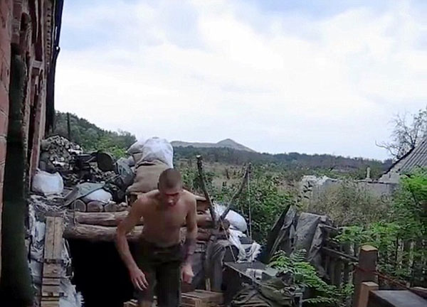 烏克蘭士兵自製彈弓向俄羅斯投擲手榴彈