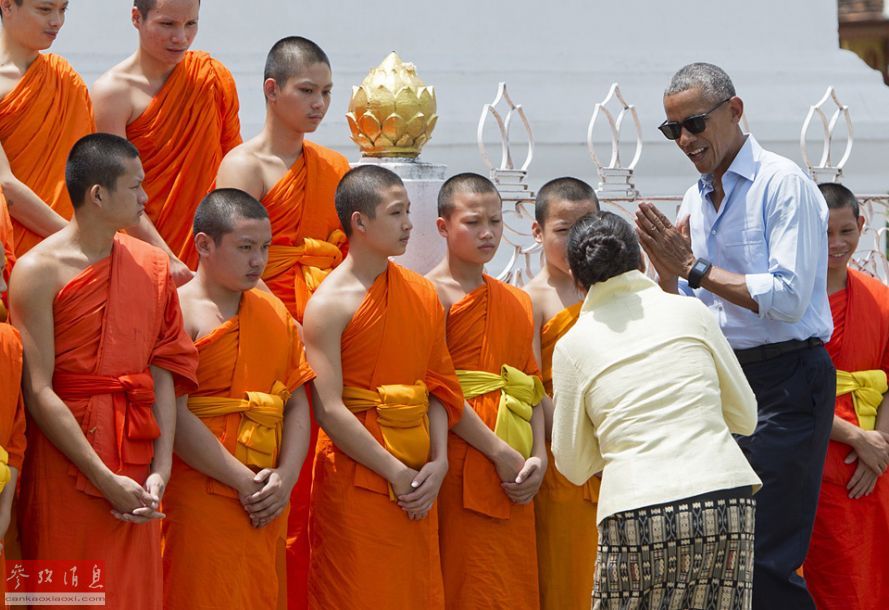 奧巴馬參訪寮國香通寺 手捧椰子逛寺廟