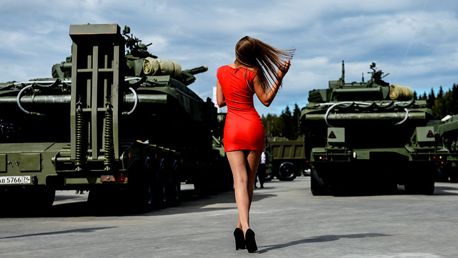 俄“軍隊-2016”裝備展:當美女們伴上大殺器