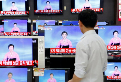 2016年9月9日，一位韓國銷售人員在電視上觀看有關朝鮮第五次核子試驗的報道。