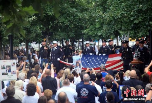 紐約世貿中心遺址紀念廣場舉行隆重悼念活動,為在2001年9月11日恐怖襲擊事件中的遇難者默哀和追悼。