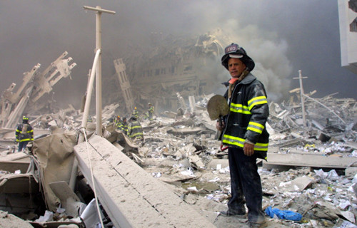 資料圖:一名消防員在911事件後的廢墟上。(圖片來源:美聯社)