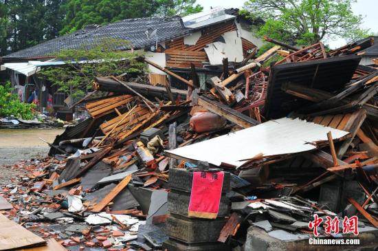 4月24日拍攝的日本熊本地震震中災區益城町一帶建築損毀嚴重。 <a target='_blank' href='http://www.chinanews.com/'><p  align=