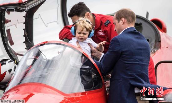 資料圖:英國威廉王子和凱特王妃帶著兒子喬治王子參加2016年英國皇家國際航空展。