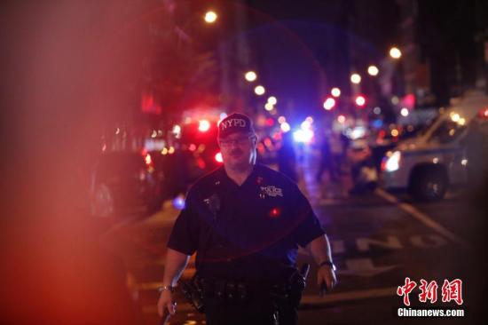 當地時間9月17日，紐約曼哈頓切爾西街區23街與第五大道路口，警察維持警戒。當晚，紐約曼哈頓切爾西街區的爆炸已造成29人受傷，一人傷勢較重，但無生命危險。初步調查顯示，這是一起“蓄意行為”，但目前尚無證據顯示爆炸與恐怖襲擊有關。中新社記者 廖攀 攝