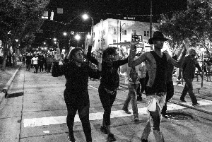 22日，人們走上夏洛特市街頭抗議警察槍殺無辜黑人。新華社發