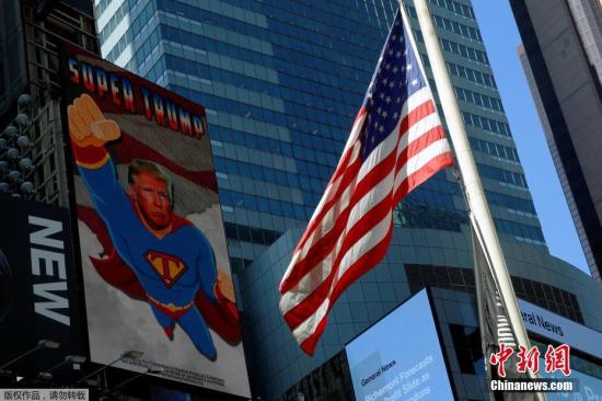 當地時間2016年9月15日，美國紐約，美國共和黨總統候選人特朗普變身“超人”亮相紐約時報廣場。