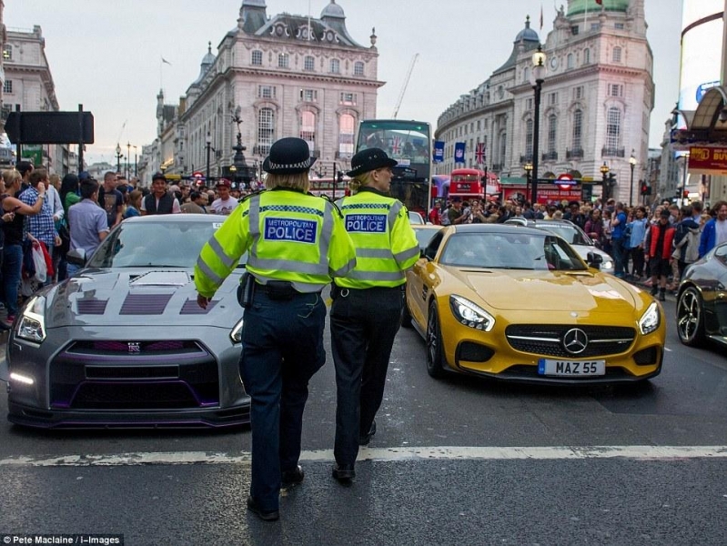 總價400萬英鎊超跑車隊穿越倫敦 群眾圍觀致交通癱瘓
