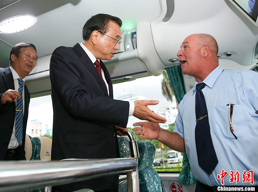 李克強在古巴體驗中國出口客車 考察中國裝備“走出去”