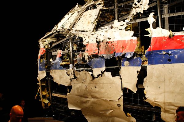 經過復原整理的馬航MH17客機殘骸新華社發