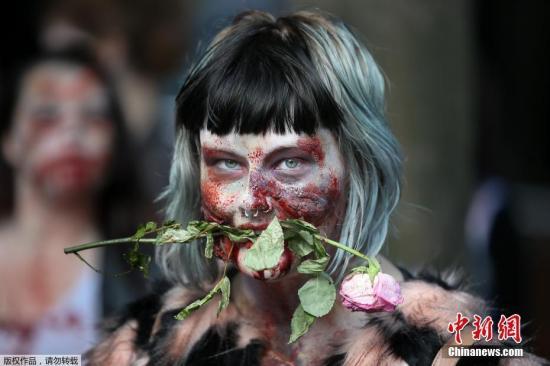 當地時間2016年10月8日，英國倫敦，民眾裝扮成僵屍走上街頭，慶祝世界僵屍日。一女子裝扮逼真。