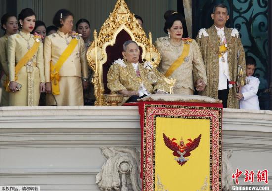資料圖：泰國國王普密蓬�阿杜德生日，泰國曼谷舉辦慶生盛典。