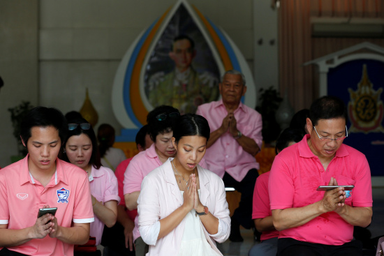 泰民眾紛紛穿粉紅衣服出門冀為泰國王帶來好運