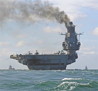 英海軍戰艦拍攝的“庫茲涅佐夫”號航母編隊