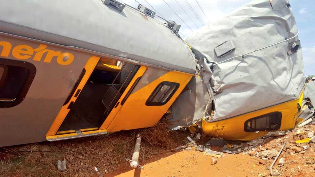 南非兩列火車正面相撞 致200多人傷亡