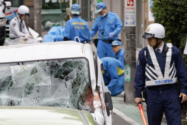 日本三車相撞闖入小學生隊列致12死傷
