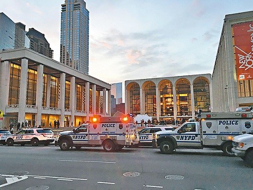 事件發生後，多輛警車駛至大都會歌劇院。