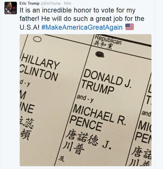 【環球網11月8日快訊】美國共和黨總統候選人特朗普之子艾瑞克�特朗普當地時間11月8日早在推特曬出自己為父親投出的選票。他還在推文中寫道，“為父親投票感到無比光榮，他一定能為美國做出偉大的貢獻!”據艾瑞克曬出的圖片顯示，選票上有中英文兩種文字。