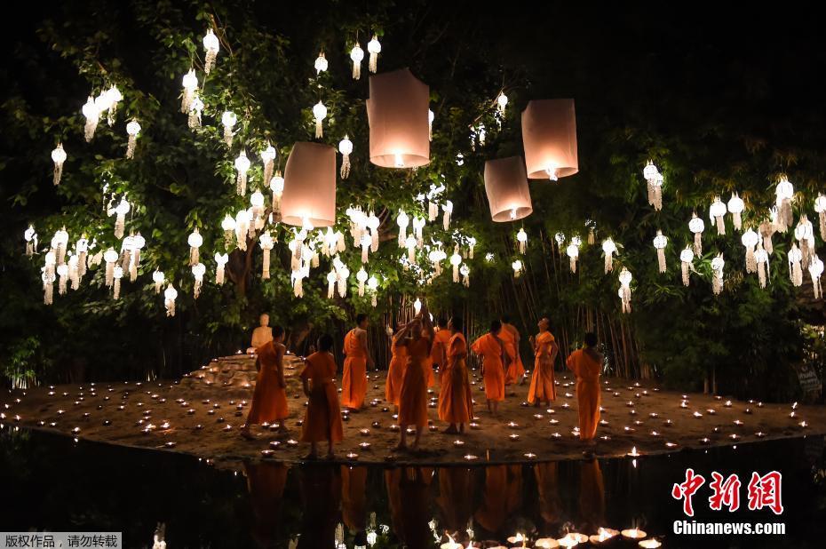 泰國清邁迎來水燈節 遊客欣賞壯觀“天燈”