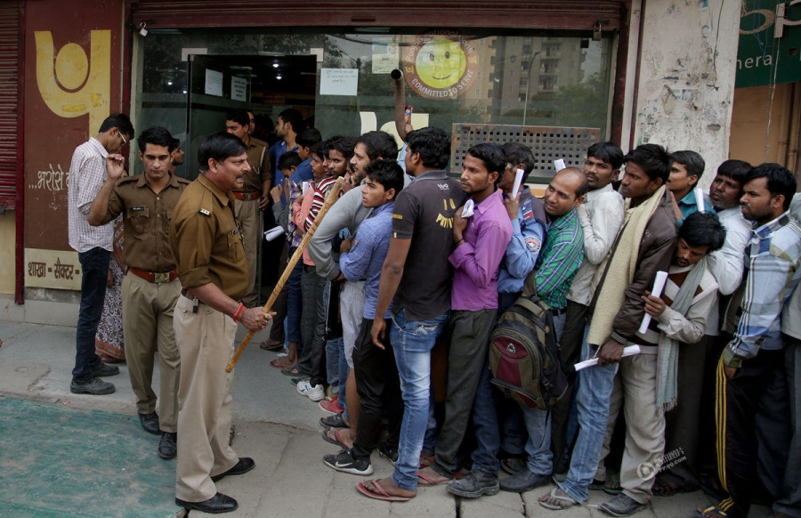 印度廢鈔亂象:警察手握棍棒維持排隊秩序