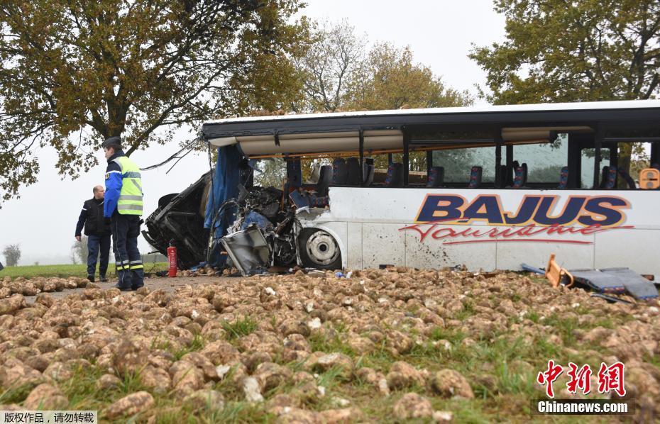 法國北部一校車與卡車相撞造成一死三傷