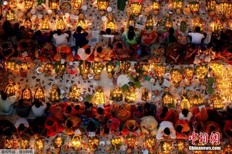 孟加拉國民眾慶祝宗教節日 擺滿蠟燭唯美夢幻