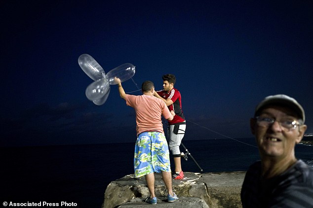 古巴人用充氣避孕套釣魚 收益超過月收入
