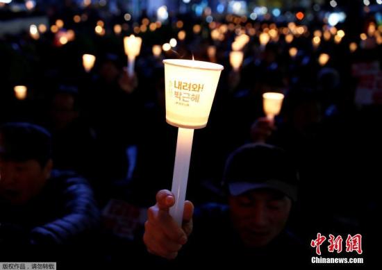 當地時間2016年11月16日,韓國首爾,當地民眾再次舉行燭光遊行,要求總統樸槿惠下臺。