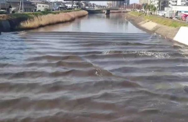 受地震影響，日本河水出現逆流異象。