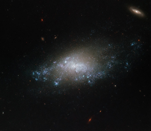 遙遠的微光：哈勃望遠鏡拍攝獅子座螺旋星系（圖）