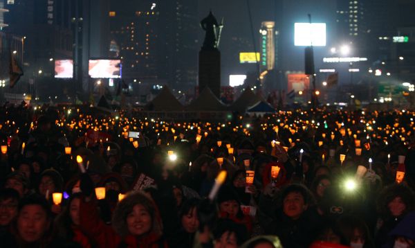 11月26日，在首爾市中心，韓國民眾參加集會要求樸槿惠下臺。新華社記者姚琪琳攝