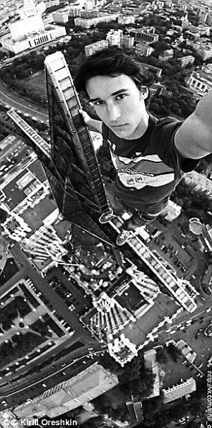 俄羅斯自拍達人吉利爾�奧勒什金，2015年在高樓上自拍時，不小心掉落致死。