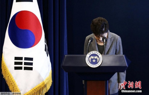 當地時間11月29日下午2時30分，韓國總統樸槿惠發表“親信門”事件後的第3次對國民談話。樸槿惠稱，將把總統任期相關問題交給國會和朝野兩黨決定，遵守相應規定。