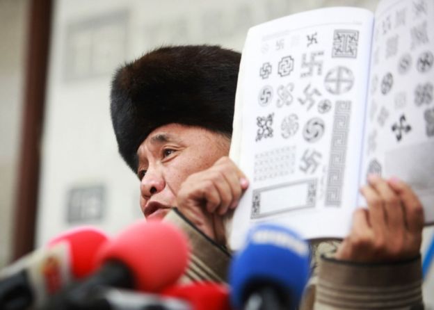 蘇赫巴特爾的父親展示了一本帶有傳統“卐”圖形的書,介紹這一符號在蒙古的歷史。