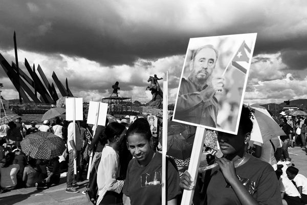 卡斯特羅長眠古巴“英雄城” 萬人集會進行最後道別