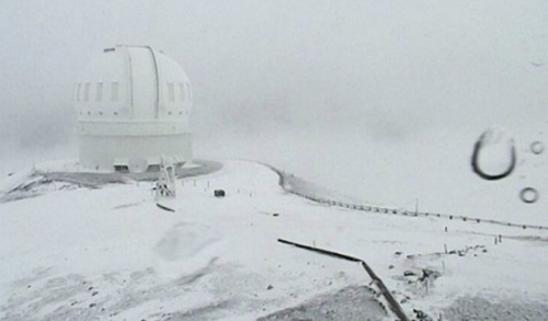 冒納凱阿火山上的加法夏望遠鏡被白雪覆蓋。