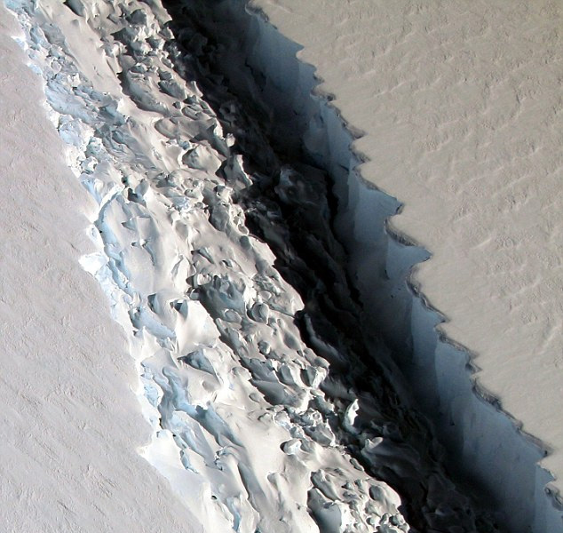 NASA發佈南極拉森C冰架91米寬裂口照片