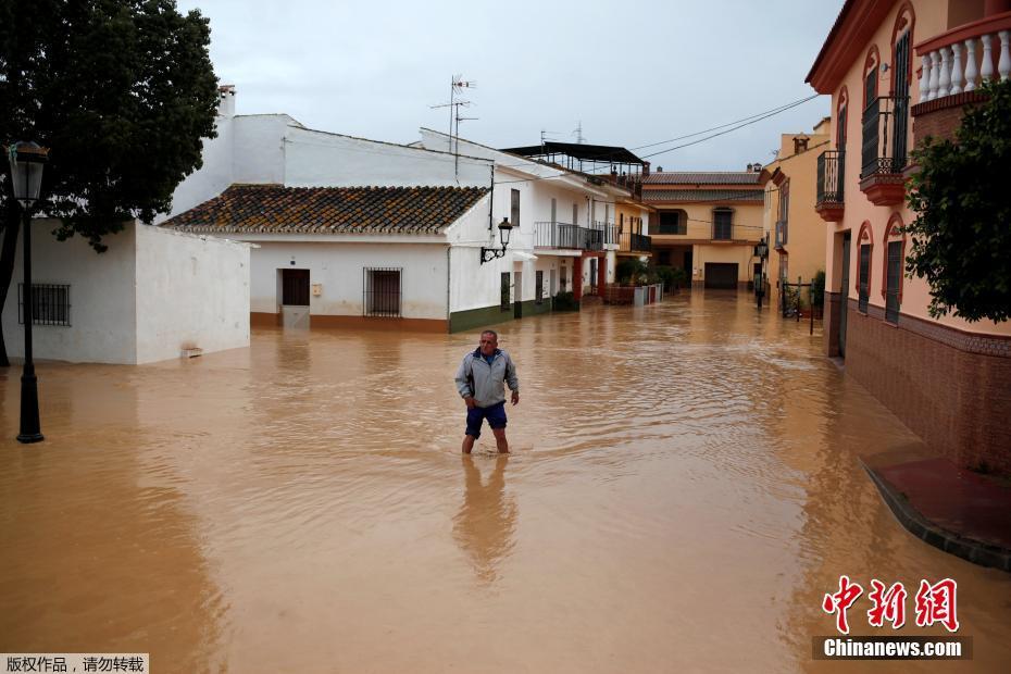 西班牙降雨引發洪水 街道被淹一片汪洋
