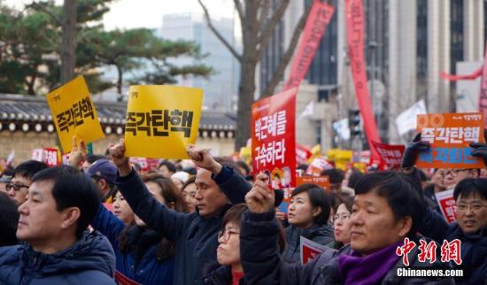 12月3日，韓國爆發“親信干政”事件後第六輪大規模集會。首爾示威人群一度遊行至青瓦臺百米外。 <a target='_blank' href='http://www.chinanews.com/'><p  align=