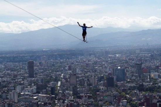 膽色過人！男子在墨西哥最高建築間表演走鋼絲（圖）