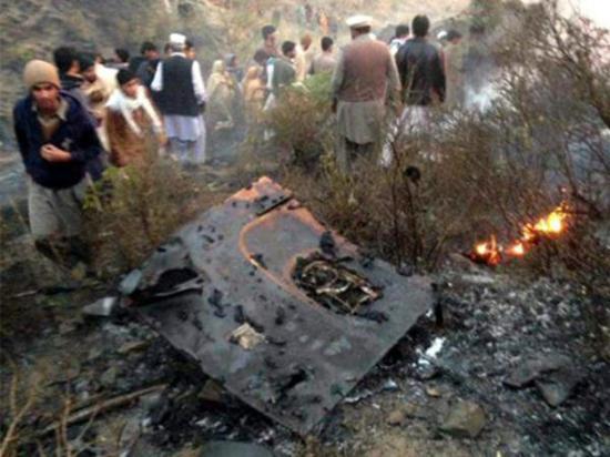12月7日，在巴基斯坦赫韋利揚，當地居民聚集在失事客機附近。 （圖片來源：新華社）