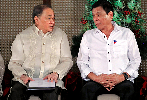  杜特爾特(右)和彭澤輪交談時表示,如果能夠回到過去,自己不會選擇當總統。(圖片來源:菲律賓明星出版集團網站)