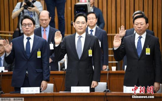 　12月6日,在韓國首爾,幾位韓國大企業掌門人在聽證會開始前宣誓。當日,多位韓國大企業掌門人一起出席國會有關總統樸槿惠“閨蜜門”調查的聽證會。