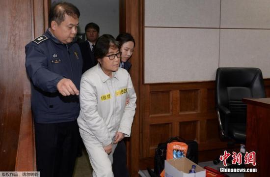 韓國媒體報道,韓國首爾中央地方法院12月19日舉行庭前會議,“總統親信門”事件主角崔順實首次出庭,但對檢方的指控一概予以否認。