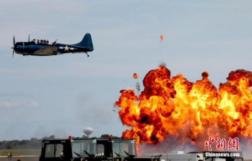 美國休斯敦航空展飛行表演再現“日本偷襲珍珠港”