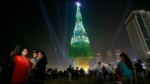 60萬LED燈泡裝點斯里蘭卡57米高聖誕樹創紀錄(圖)