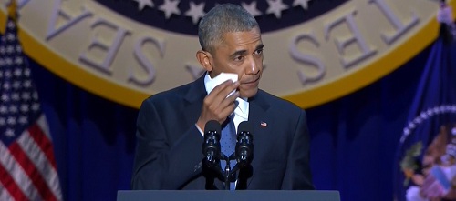 奧巴馬在講話時擦拭眼淚。
