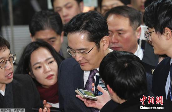  資料圖。當地時間1月18日，韓國首爾，三星電子副會長李在鎔就獨檢組批捕申請事件接受法院審訊後回家，遭到記者圍堵。